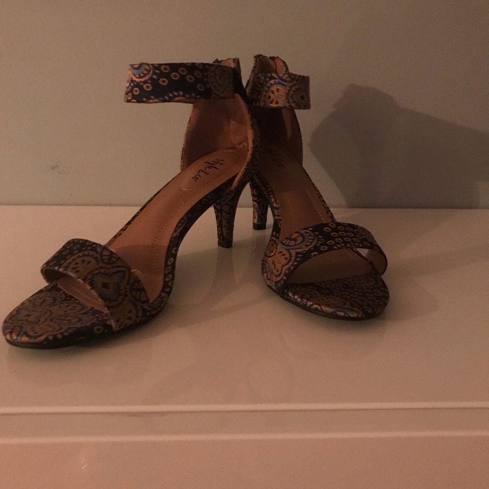 Multi color 2 1/2 in heel brand new